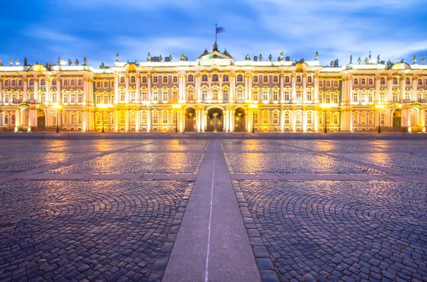 Slottstorget i Sankt Petersburg, Ryssland — Stockfoto