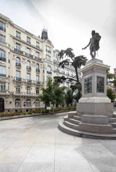 Plaza de las Cortes se sochou Miguela de Cervantes a budovou Plus Ultra Seguros v Madridu, Španělsko — Stock fotografie
