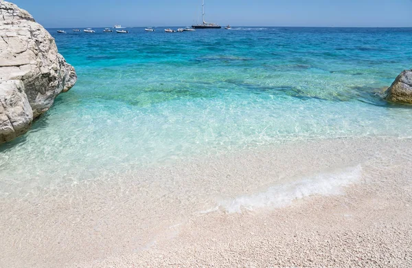 Agua de mar de color azul claro, Cerdeña, Italia — Foto de Stock