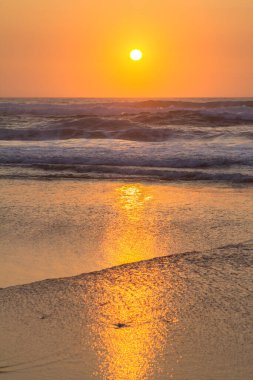 Okyanusun üzerinde güzel bir gün batımı