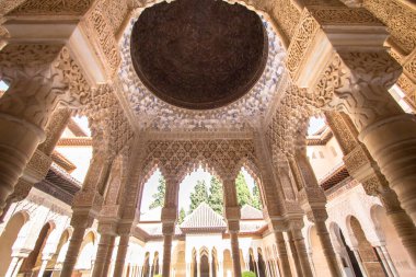 Alhambra, Granada, İspanya 'daki Nasrid sarayının aslanlar sarayında süslü bir tavan.