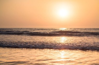 Okyanusun üzerinde güzel bir gün batımı