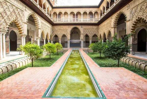 Patio de las Doncellas en Palacio Real de Sevilla, España — Foto de Stock
