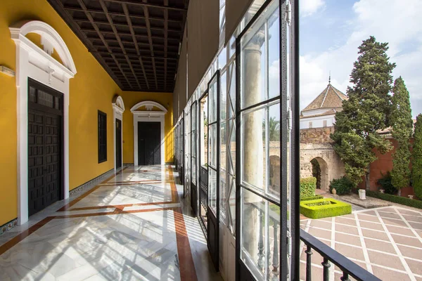 Dentro do Palácio Real Alcazar em Sevilha, Espanha — Fotografia de Stock