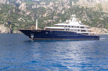 Positano, İtalya yakınlarındaki Amalfi sahilinde lüks bir yat.