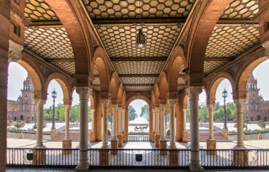 Plaza de Espana, Seville, İspanya 'daki çarşılarda.