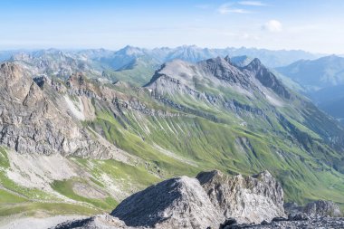 Pastoral yaz manzara Alpleri'nde