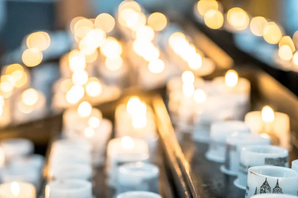 Горящие церковные свечи — стоковое фото