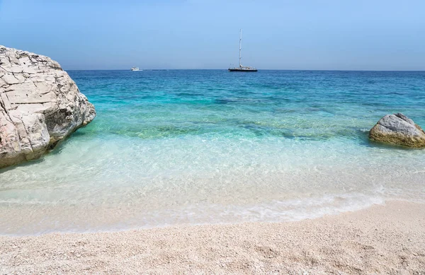 Helder azuurblauw zeewater, Sardinië, Italië — Stockfoto