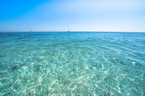 Agua de mar de color azul claro, Cerdeña, Italia — Foto de Stock