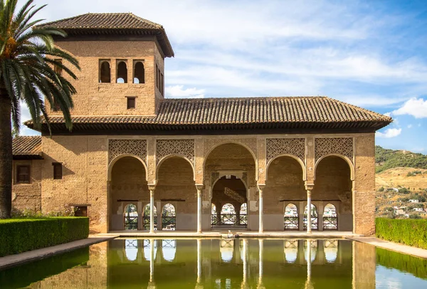 Torre de las Damas az Alhambra kertjében Granadában, Spanyolországban — Stock Fotó