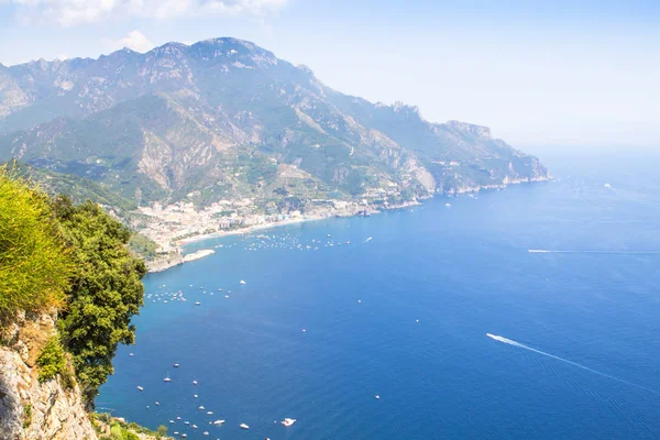 Vista panorámica de la costa de Amalfi desde Villa Cimbrone, Italia —  Fotos de Stock