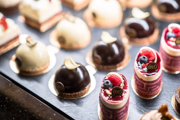 Deliciosos dulces en la ventana del espectáculo —  Fotos de Stock