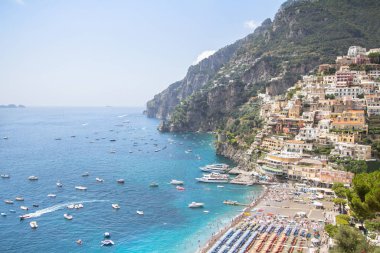 İtalya, Positano, Amalfi sahilinde çarpıcı bir plaj.