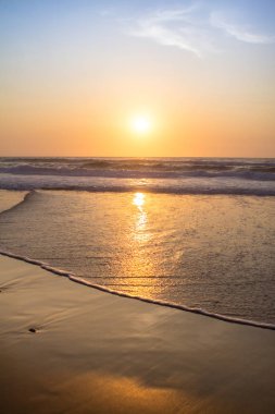 Okyanusun üzerinde güzel bir gün batımı