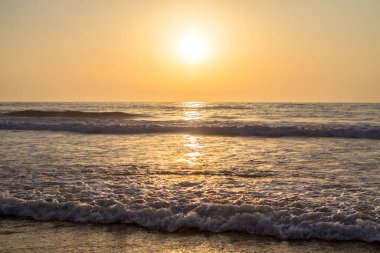 Okyanusun üzerinde güzel bir gün batımı