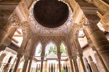 Alhambra 'nın Nasrid sarayının aslanlı avlusunda süslü bir tavan.