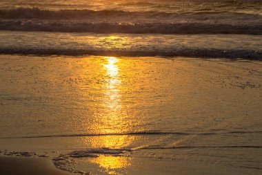 Okyanusun üzerinde güzel bir gün batımı