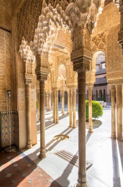 İspanya, Alhambra Granada 'daki Aslanların avlusu.