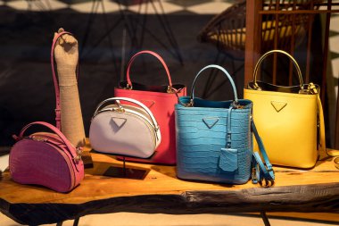 Kadınlar mağazada çantalara damga vuruyor.