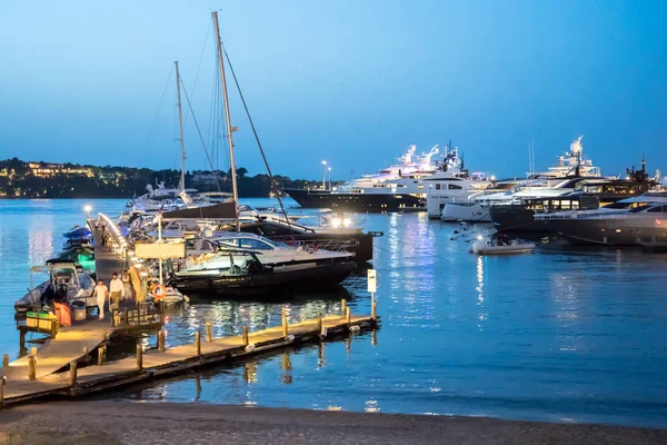 Luxe jachten afgemeerd in Porto Cervo — Stockfoto