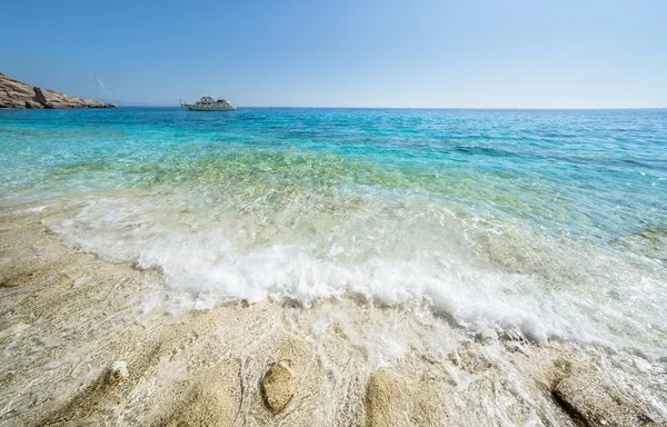 Agua de mar de color azul claro, Cerdeña, Italia — Foto de Stock