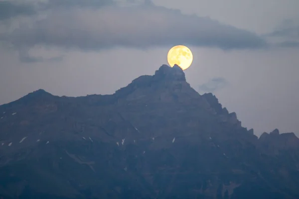 Lua sobre uma montanha — Fotografia de Stock