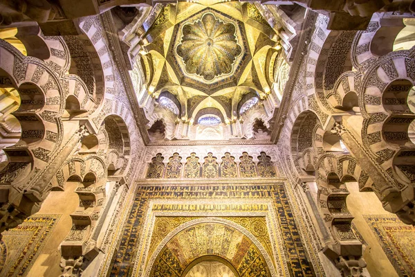 Increíble techo en la Catedral de La Mezquita en Córdoba, España — Foto de Stock