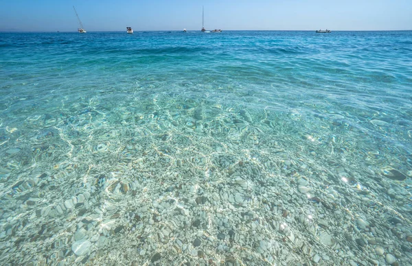 Agua de mar de color azul claro, Cerdeña, Italia — Foto de Stock