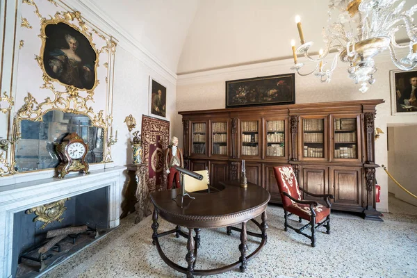 Intérieurs du palais Borromée sur l'île de Madre, Italie — Photo