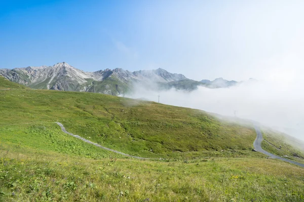 Alpen in de mist — Stockfoto