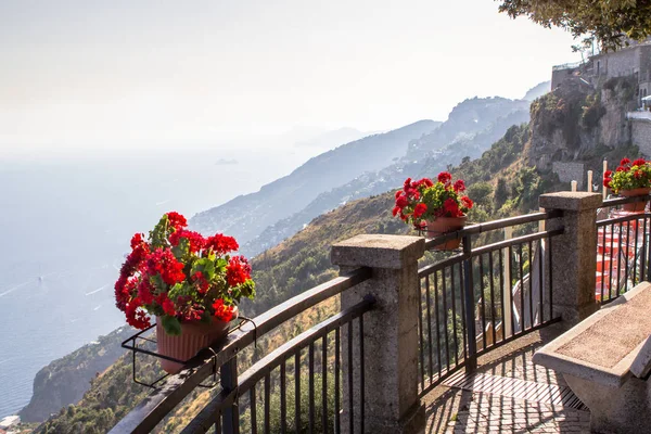 Flower pot on the viewpoint to the Amalfi coast, Italy — Stockfoto