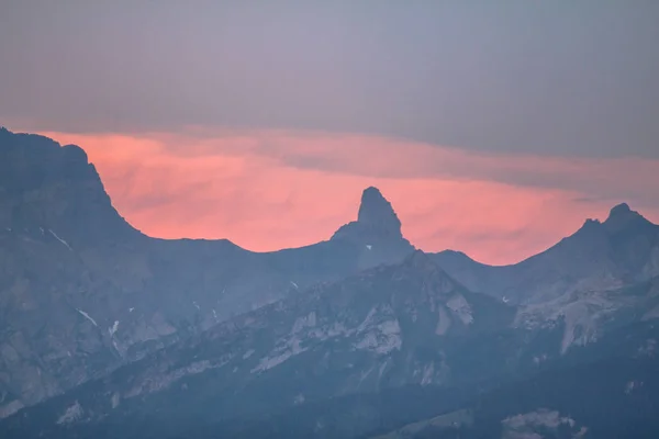 Schöner Sonnenuntergang in den Bergen — Stockfoto