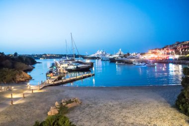 Porto Cervo, Sardinya, İtalya 'da demirli lüks yatlar
