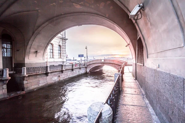 L'arco sul canale invernale, San Pietroburgo, Russia — Foto Stock