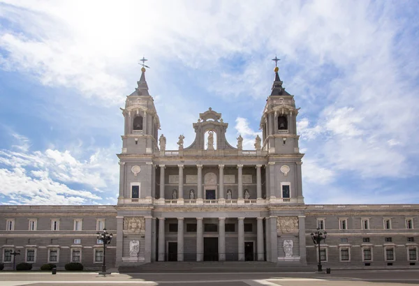 Katedralen Almudena i Madrid, Spanien — Stockfoto