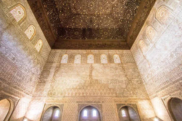 Utsmyckade taksniderier i Alhambra-palatset Granada, Spanien — Stockfoto