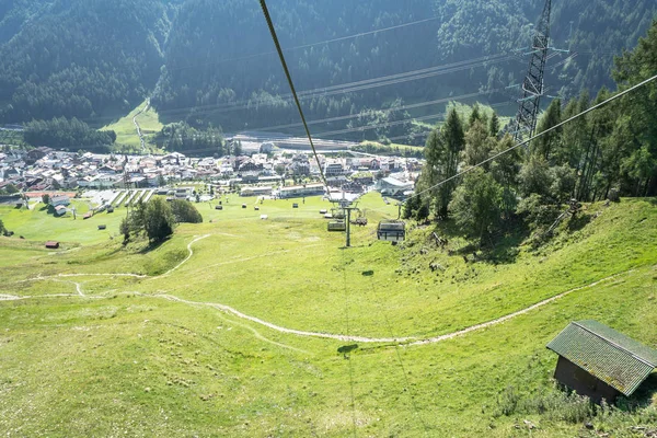 在阿尔卑斯山的田园夏日风景 — 图库照片