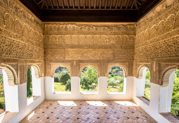 Arcos de piedra en la famosa Alhambra, Granada, España — Foto de Stock