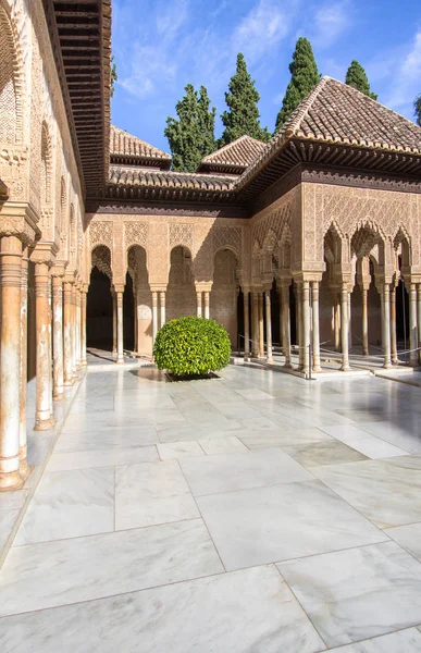 Patio de los Leones en la Alhambra, Granada, España — Foto de Stock