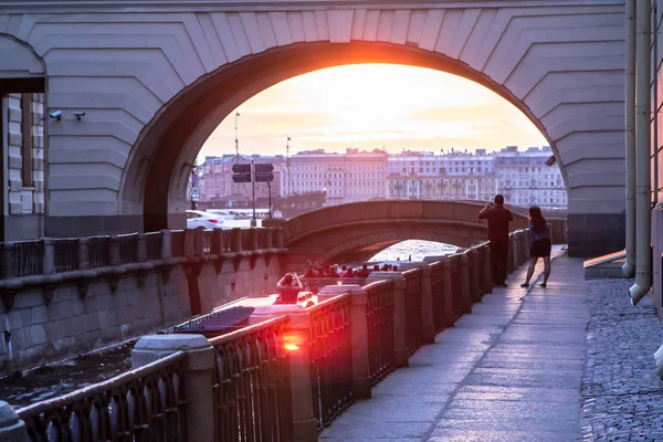 Der bogen über dem winterkanal, heiliger petersburg, russland — Stockfoto