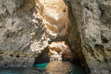 Ponta da Piedade0, Algavre, Portekiz 'deki kayalıklar