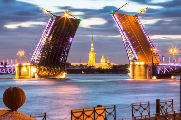 Fiume Neva con Ponte del Palazzo a San Pietroburgo, Russia — Foto Stock