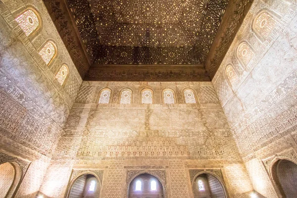 Ornate mennyezeti faragványok Alhambra Palace Granada, Spanyolország — Stock Fotó
