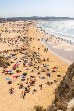 Popüler şehir plajı Rocha Sahili, Portekiz Portimao