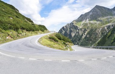 İsviçre 'deki Zernez ve Davos şehirlerini birbirine bağlayan Fluela geçidine 180 derecelik dönüş yapan dağ yolu.