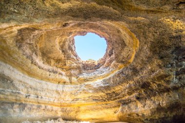 Benagil deniz Mağarası iç görünüm üzerinde Praia de Benagil, Benagil Beach Algarve Portekiz
