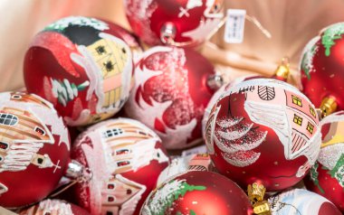 Satılık parlak renkli noel balolarının yakın görüntüsü