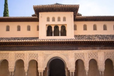 Girişin güzel kemerleri Arap tarzında Alhambra Granada 'daki Aslanların avlusunda, Endülüs, İspanya