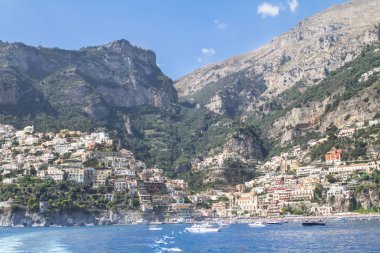 Şehir manzarası ve Positano 'nun doğası sudan, Amalfi sahili, İtalya